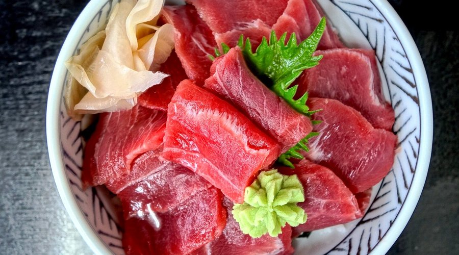 本鮪赤身鉄火丼 とにかく豊富なメニューはどれも魅力的 大きな焼き鮭と山盛りイクラの親子丼と迷いに迷った結果 鉄火丼 海鮮丼もすごく良いんだけど、今回はマグロの赤身だけをガッツリ