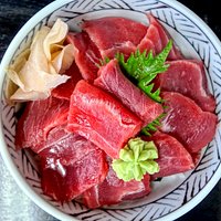 本鮪赤身鉄火丼 とにかく豊富なメニューはどれも魅力的 大きな焼き鮭と山盛りイクラの親子丼と迷いに迷った結果 鉄火丼 海鮮丼もすごく良いんだけど、今回はマグロの赤身だけをガッツリ