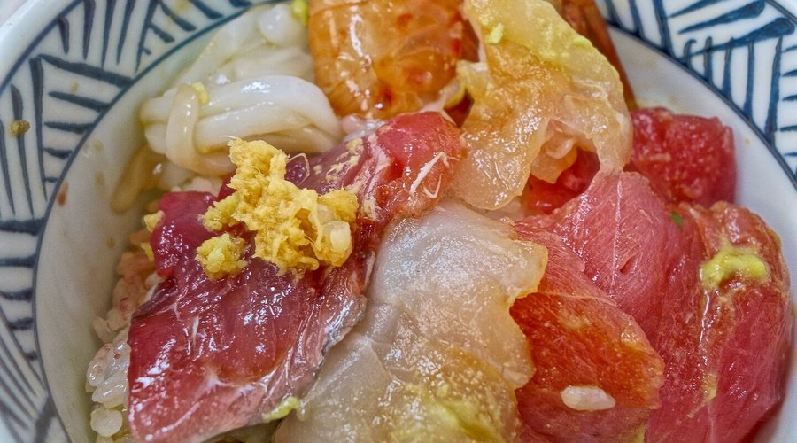 ちらし丼 家出中のため一人ちらし丼 ここはボリュームがすごいから、家族と一緒じゃないとサイドに手が出せない
