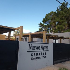 Nos encontramos en una zona inmejorable, súper tranquila, a metros de las sierras más altas de Tandil, y a tan solo 8 minutos en auto del centro de la ciudad. Te esperamos con 5 cabañas totalmente equipadas para que disfrutes a full tu estadía en Tandil