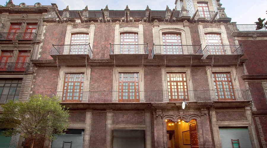 Ubicado en el corazón de México. Hospédate con nosotros y disfruta de un lugar lleno de historia, estamos seguros de que inventarás pretextos para visitar la ciudad y quedarte con nosotros, contamos con habitaciones para todos esos motivos, desde visitas de un fin de semana hasta esas largas estancias con habitaciones equipadas con cocineta.
Wifi, business center, gimnasio, café 24 horas, desayuno, áreas llenas de historia con una decoración actual que mantiene la esencia del inmueble y nuestro 