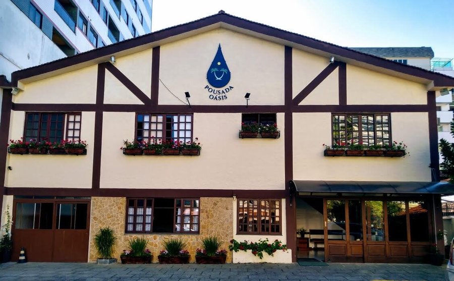 Fachada da Pousada Oasis Teresópolis - um local charmoso, tranquilo e aconchegante, a 5 minutos do centro de Teresópolis, com estacionamento próprio e café da manhã. 