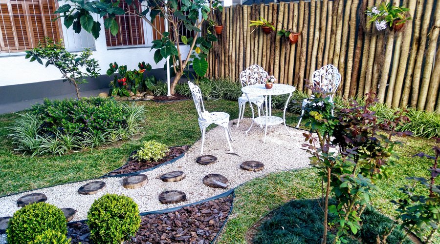 O Jardim interno é singelo e agradável, com plantas relacionadas a história da pousada - árvore de tomate indiano, morangos, roseiras e orquídeas, etc. Um bom lugar para sentar e relaxar.
