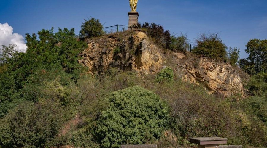 Statue du Sacré-Coeur sur la colline du Horn, au nord du village de Wolxheim (Bas-Rhin)