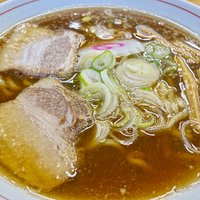 醤油の効いたこってりスープ 中華そば しょうゆ 油に覆われた熱々スープから麺を持ち上げると醤油の香り こってり系の王道喜多方スタイル