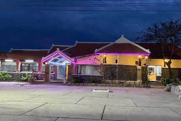 Hòn Cau Resort - Restaurant. Với những tiện nghi chất lượng đạt chuẩn: Khu nghỉ dưỡng, Nhà hàng, Hồ bơi, Bãi biển, Wifi miễn phí, Bãi đỗ xe miễn phí....Địa điểm dừng chân lý tưởng cho bạn.