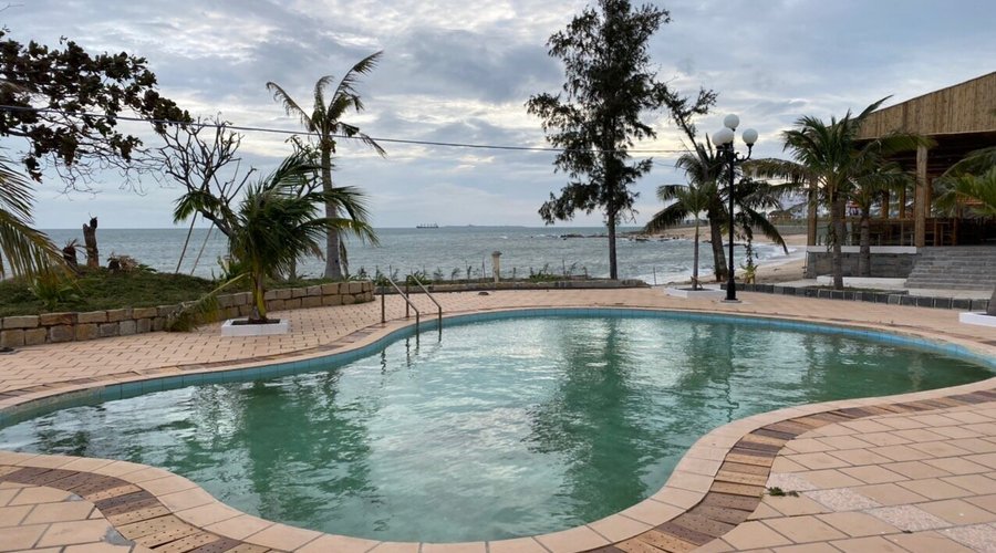 Hòn Cau Resort - Restaurant. Với những tiện nghi chất lượng đạt chuẩn: Khu nghỉ dưỡng, Nhà hàng, Hồ bơi, Bãi biển, Wifi miễn phí, Bãi đỗ xe miễn phí....Địa điểm dừng chân lý tưởng cho bạn.