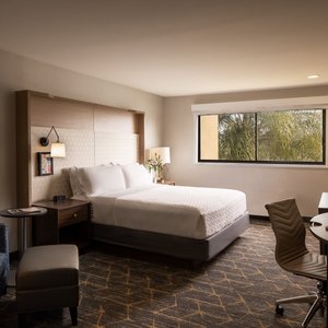 Holiday Inn Santa ANA-Orange Co. Arpt, an IHG Hotel in Santa Ana, image may contain: Table, Living Room, Home Decor, Couch
