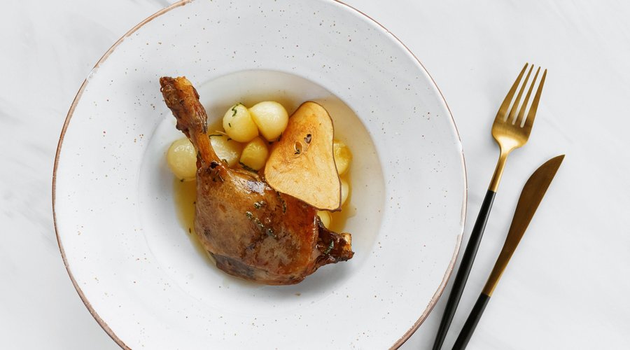 Качина ніжка з грушею та яблуком/ Duck leg with pear and apple