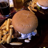 Cerveza artesanal y carne exquisita acompañada por papas fritas :P