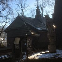Od strony górnego wejścia na teren kościoła