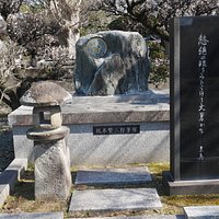 坂本繁二郎の筆塚