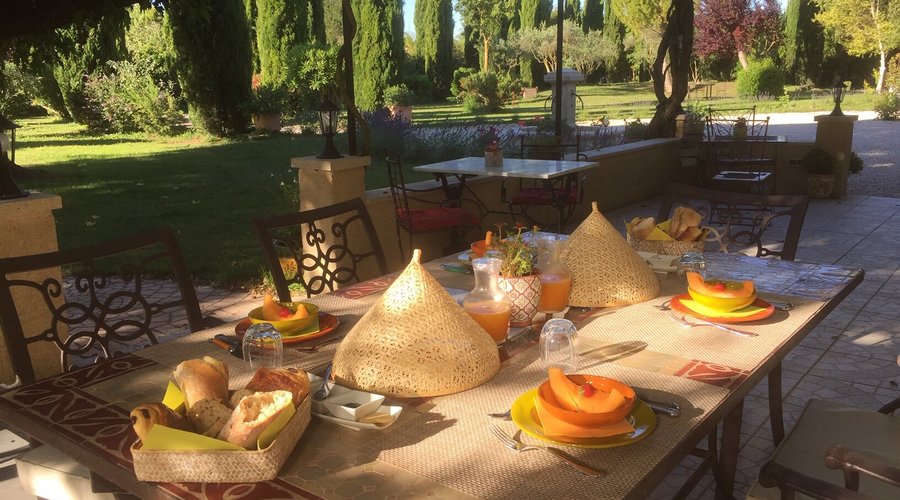 Petit déjeuner gourmand en terrasse