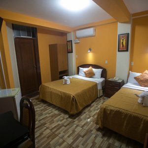 Habitación Doble - 2 camas con baño privado, TV Led 32"con cable, teléfono,  frio bar, radio y secadora de cabellos a petición,