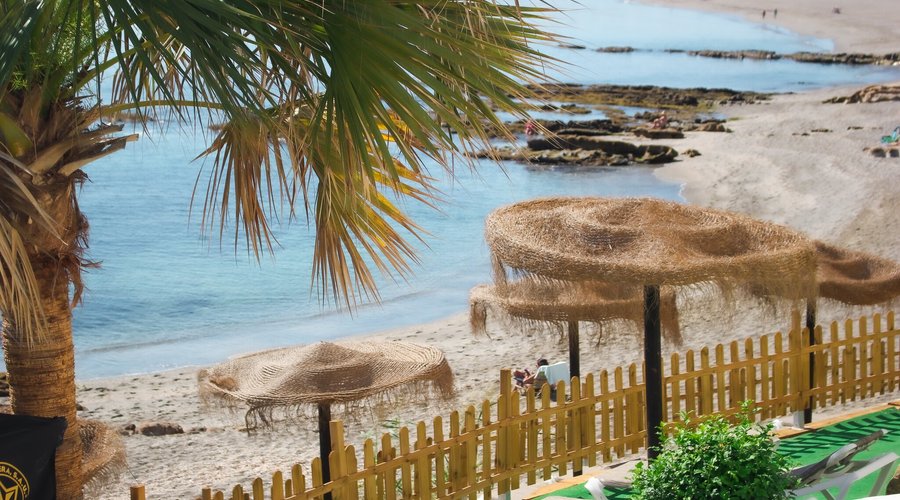 Beach Club del Hotel Patricia para disfrutar de un día de playa con buena música y cocteles.