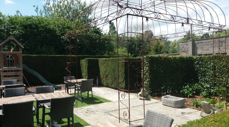 Ook de kids kunnen zich amuseren in de afgesloten tuin