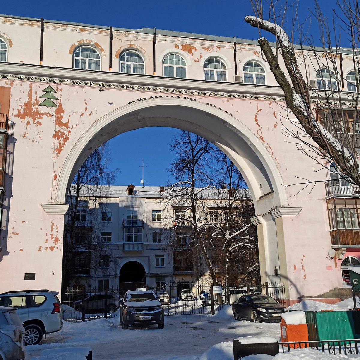 Арка в Ярославле достопримечательности. Дом с аркой Ярославль Легенда. Ярославская арка у Волковского.