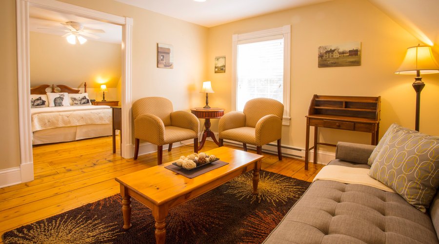 Cats Meow Suite: Queen size bed private bathroom Plus spacious living room with wide plank floors. 