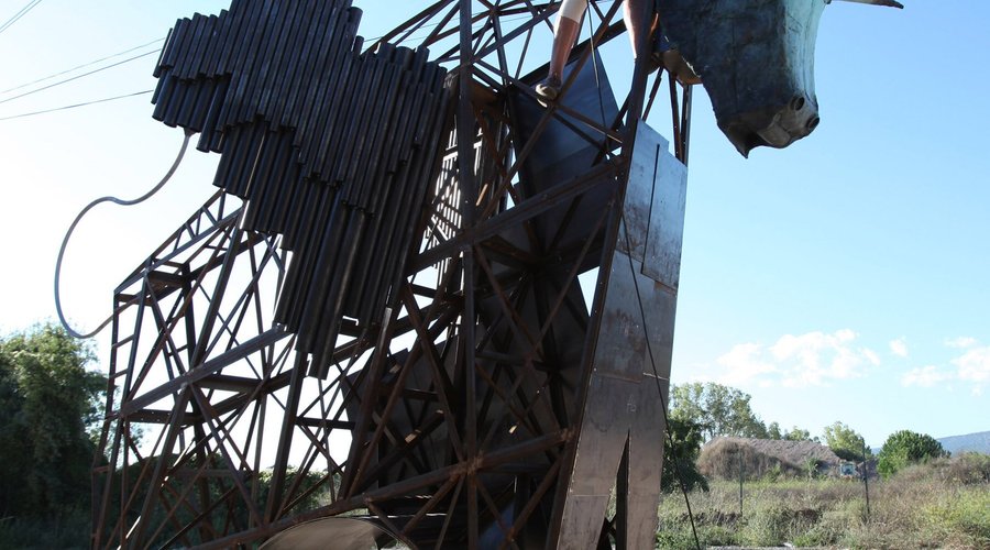 Fabrication du "Taurum" Sculpture monumentale sur le parvis du théâtre du Forum à Fréjus