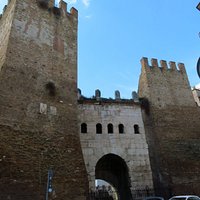 Porta Tiburtina affiancata dalle 2 torri rifatte nel XVI secolo