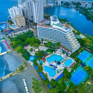 El Hilton Cartagena esta ubicado en la punta de una peninsula de calmadas y calidas aguas