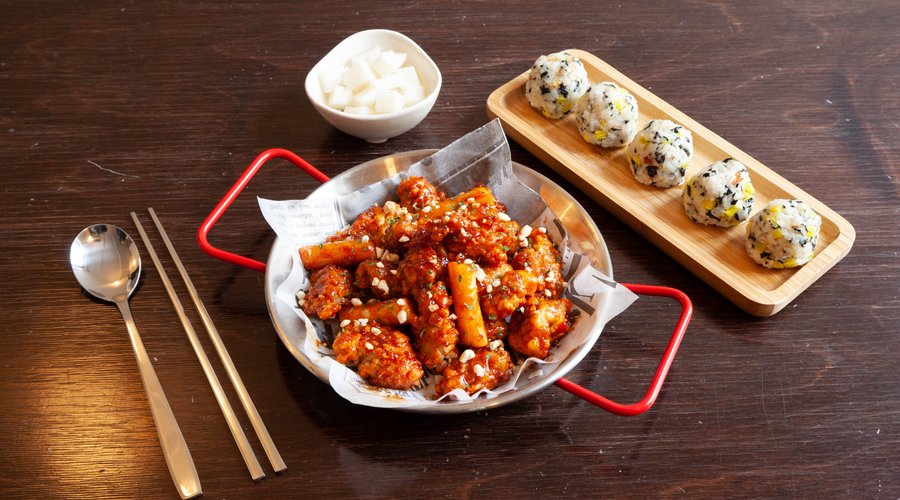 YANGNYEOM CHICKEN
Poulet frit coréen à la sauce sucré-pimenté, servi avec des boules de riz assaisonnés