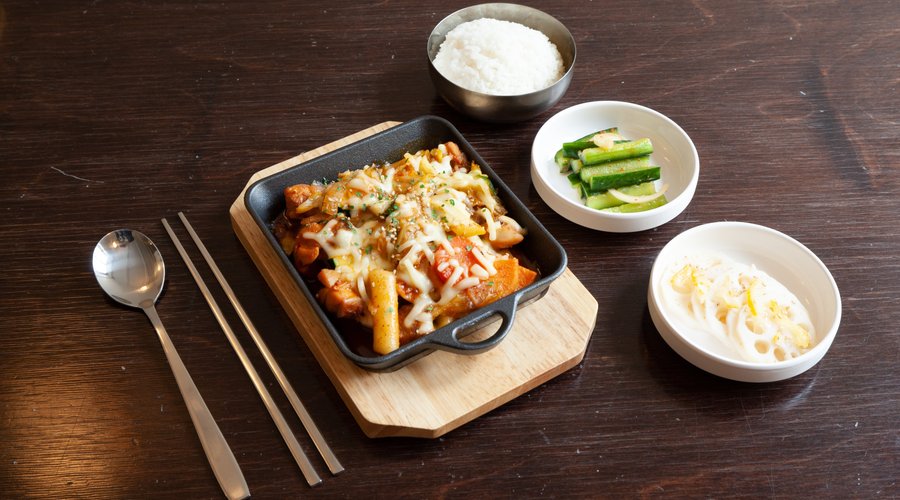 DAKGALBI
Poulet pimenté chuncheon avec mozzarella, patate douce, choudou, gâteau de riz et les légumes, servi avec du riz blanc.