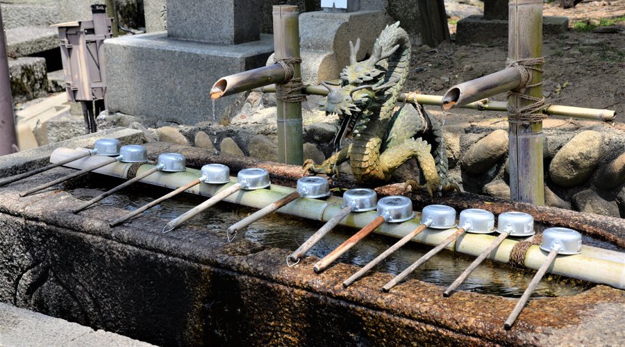 Possibilità di dissetarsi all'ingresso del tempio Nigatsu-do  a Nara - Giappone. Cliccare sulla foto per vederla come scattata.