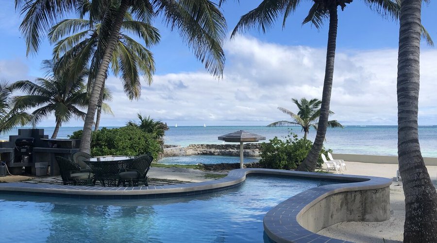 Enjoy the ocean front pool or salt water pool !