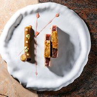 ROSSINI
—
Tonno tataki, foie gras, rabarbaro, uva, scalogno e moscato