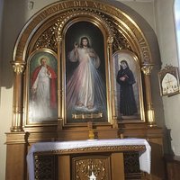 Ołtarz Bożego Miłosierdzia - w nawie bocznej z prawej strony kościoła.