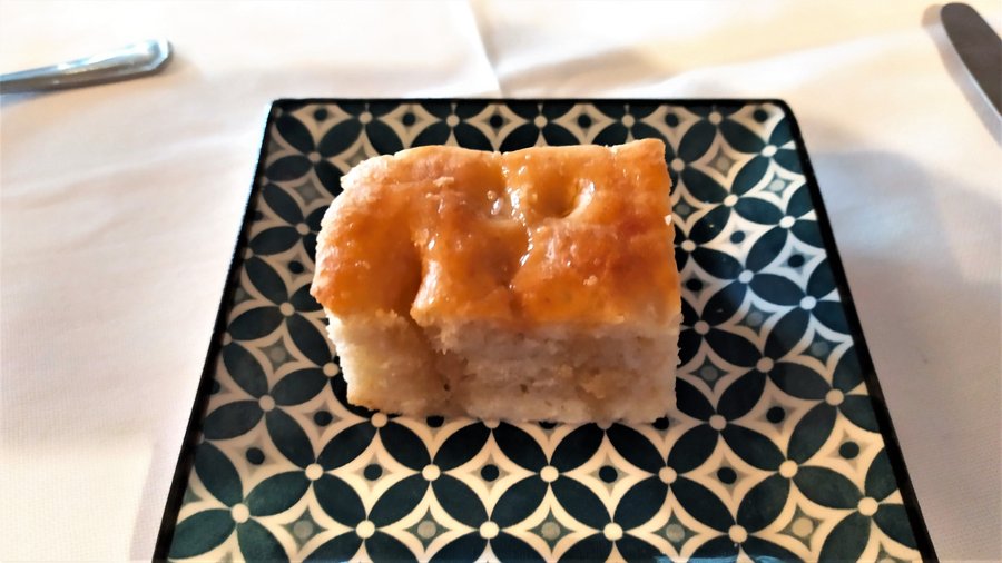focaccia, miele e toma