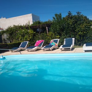 Hermoso complejo, bungalows muy cómodos y completos, servicios de wifi, aire acondicionado,heladera, pava y microondas,piscina, área de patio con mesas, un desayuno muy rico y completo, y la amabilidad de Rosa es para destacar, muy contentos de nuestra estadía.