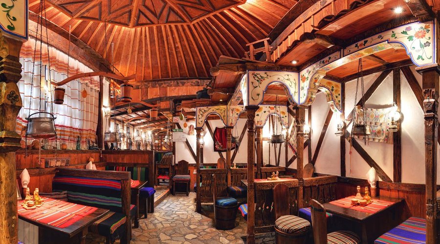 Big carving on the ceiling in the hall with booths