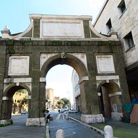 L'arco visto dal lato del piazzale Sisto V