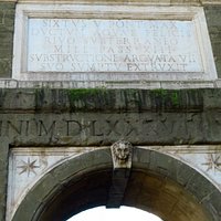 La dedicazione sull'attico dell'arco
