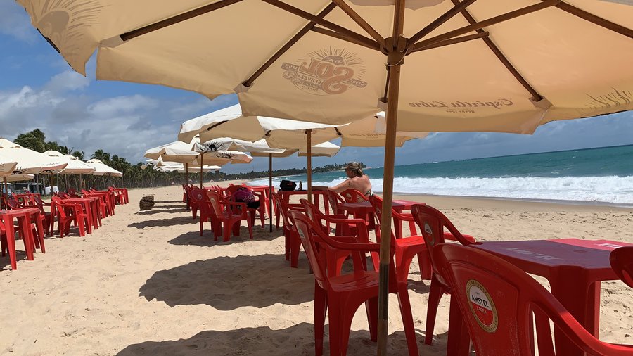 Vista das mesas de frente para o mar de maracaipe