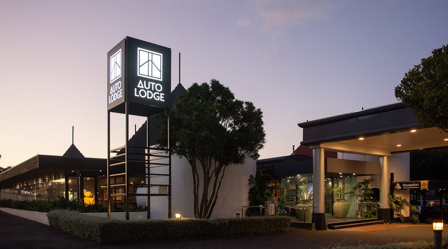 Entry Foyer - Welcome to Auto Lodge