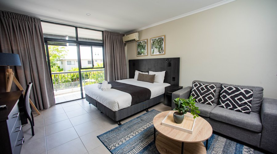 Deluxe king suite