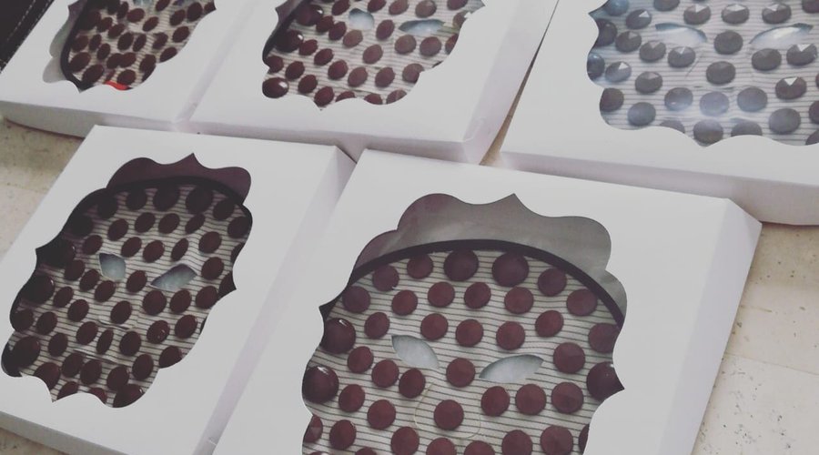 *Máscara facial de piedras semipreciosas activa la micro circulación y relaja los músculos faciales.  *Semi-precious stones facial mask activates micro circulation and relaxes the facial muscles.