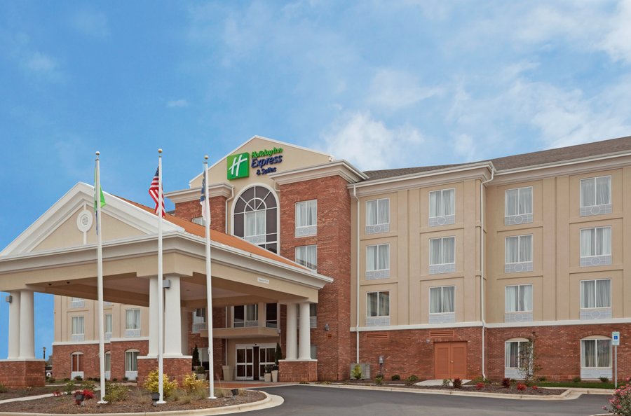 HOLIDAY INN EXPRESS & SUITES GREENSBORO - AIRPORT AREA $118 ($̶1̶7̶3̶