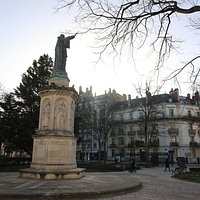 Ce mémorial se situant dans un square est très bien mise en valeur