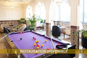Hotel Le Saint Germain in Aulnay-sous-Bois, image may contain: Table, Furniture, Indoors, Plant