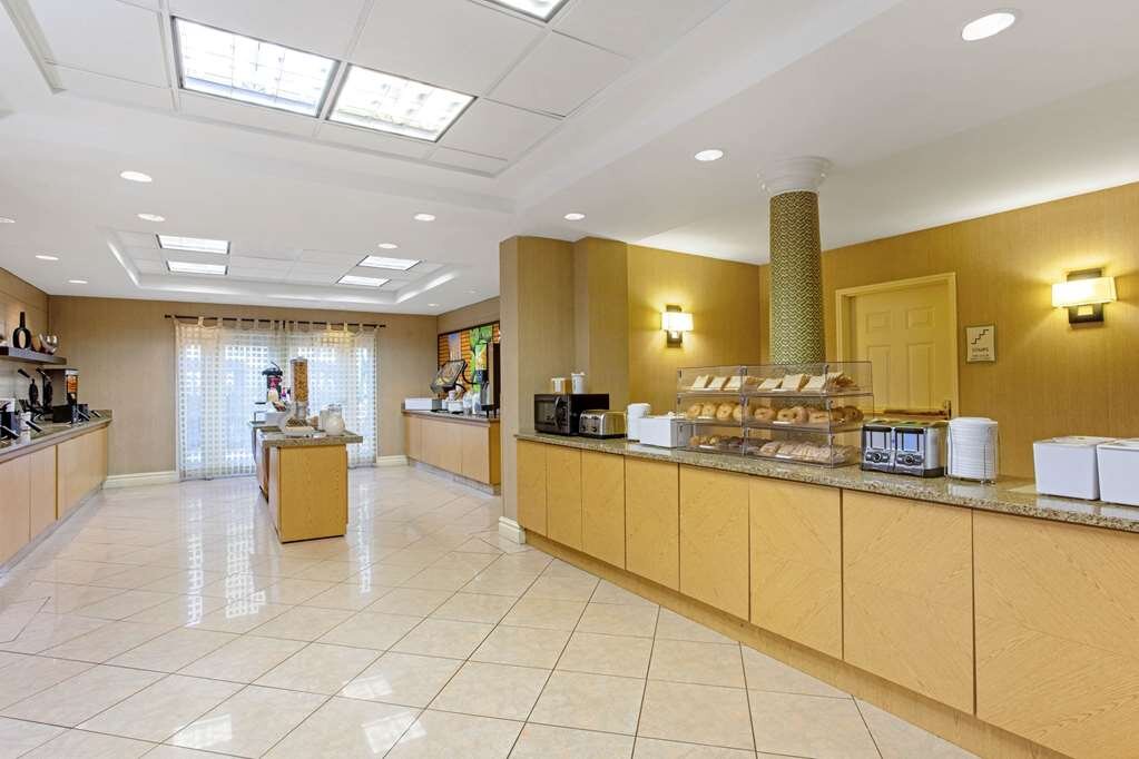 Hotel photo 44 of La Quinta Inn & Suites by Wyndham Orlando I Drive/Conv Ctr.