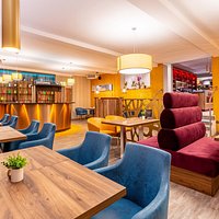 Erlebt eine entspannte Atmosphäre bei köstlichen Tapas oder Burgern. Ein modernes Interieur lädt zu leckeren Cocktails oder einen kühlen Störtebekerpils an der Theke ein. Oder entscheidet euch zwischen unserem Frühstücksbuffet am Morgen oder Kaffe und Kuchen am Nachmittag.
