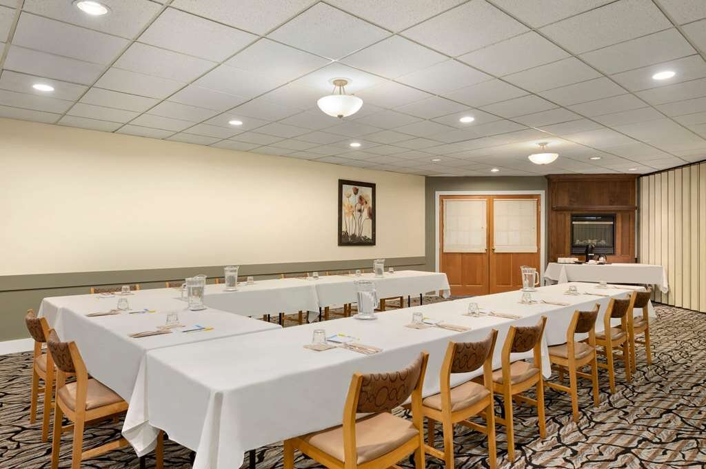 DAYS INN BY WYNDHAM NANAIMO 117 1 4 2 Updated 2024 Prices   Meeting Room 