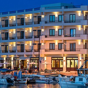 Porto Veneziano Hotel enjoys a privileged location on the waterfront of the Old Venetian Harbor of Chania. Just 300 meters away from the city center and the Old Town, the hotel is an ideal place of stay, also having all the renowned site in walking or cycling distance.
