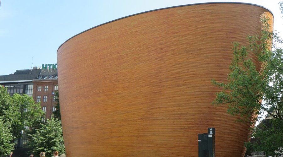 Dominata dalla bellissima chiesa