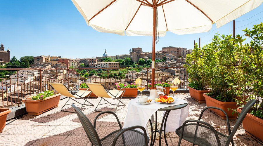 terrazza panoramica in camera superior con vista sui rioni storici della città