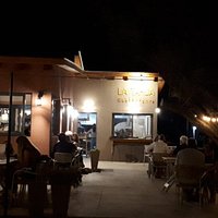 Frente del restaurante. A mis espaldas esta el Rio San Marcos